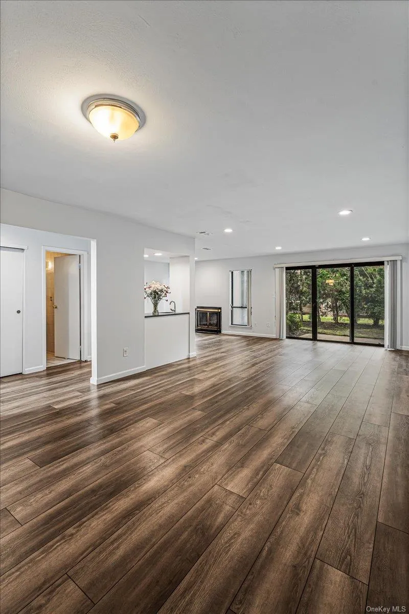 48 Wimbledon Drive Roslyn, NY 11576