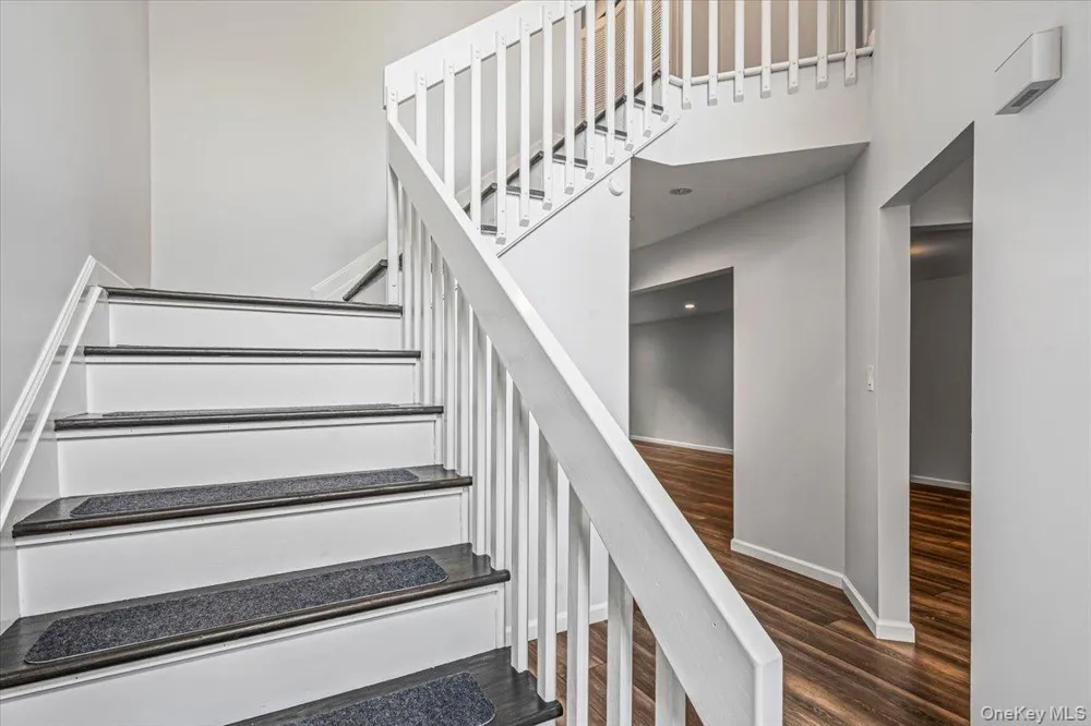 48 Wimbledon Drive Roslyn, NY 11576