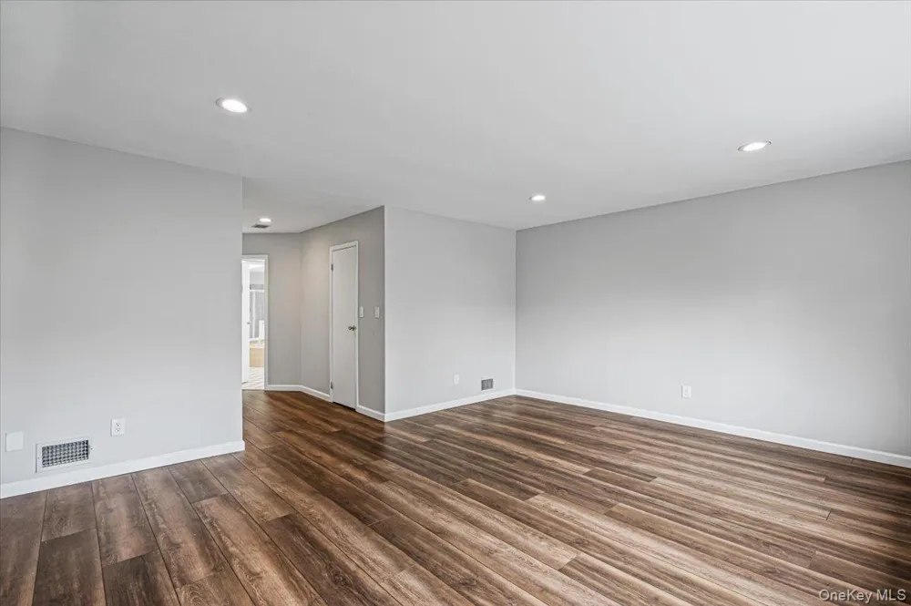 48 Wimbledon Drive Roslyn, NY 11576