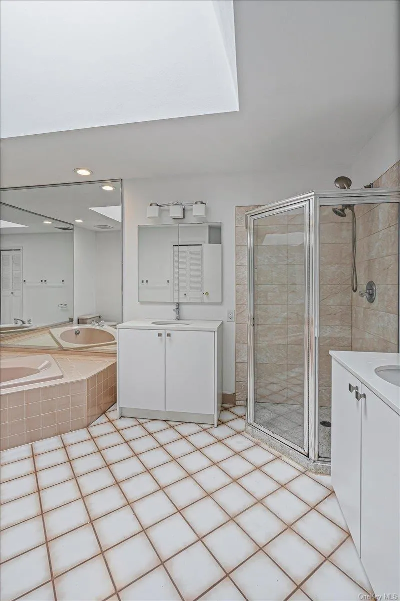 48 Wimbledon Drive Roslyn, NY 11576