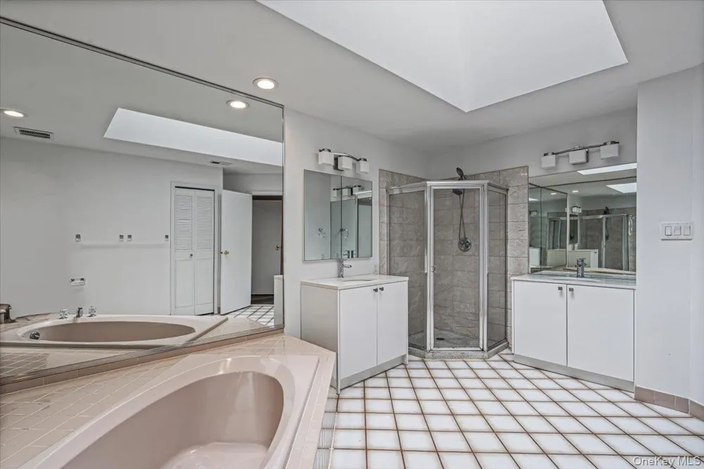 48 Wimbledon Drive Roslyn, NY 11576