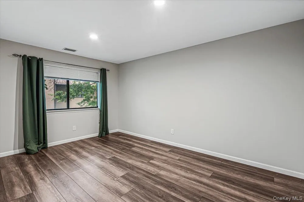 48 Wimbledon Drive Roslyn, NY 11576