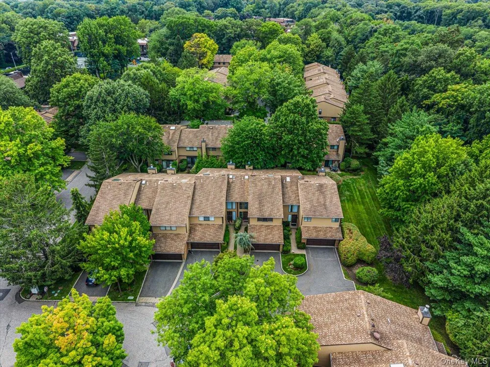 48 Wimbledon Drive Roslyn, NY 11576