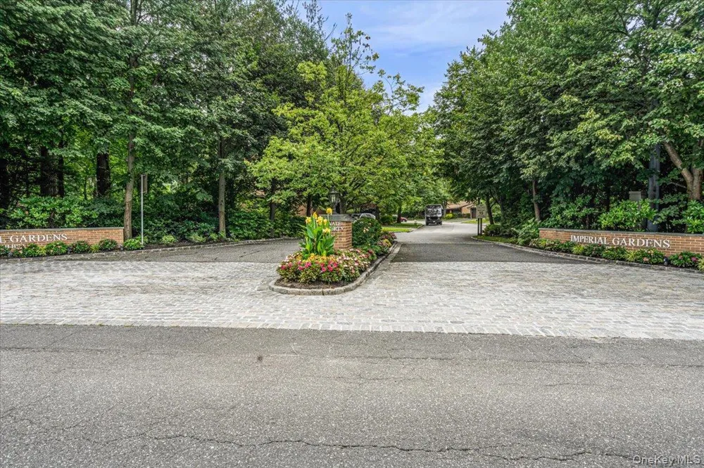 48 Wimbledon Drive Roslyn, NY 11576
