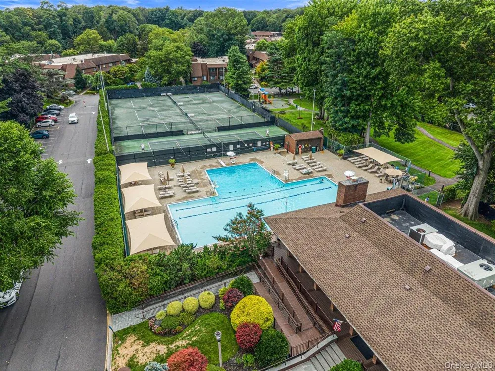 48 Wimbledon Drive Roslyn, NY 11576