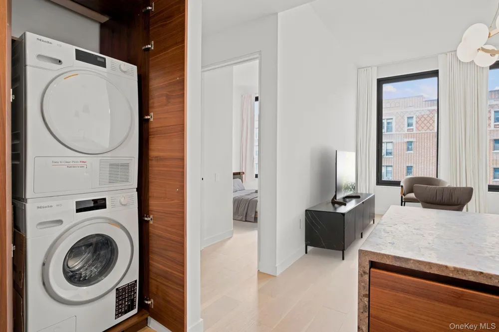 21-21 31st Street #4J Astoria, NY 11105