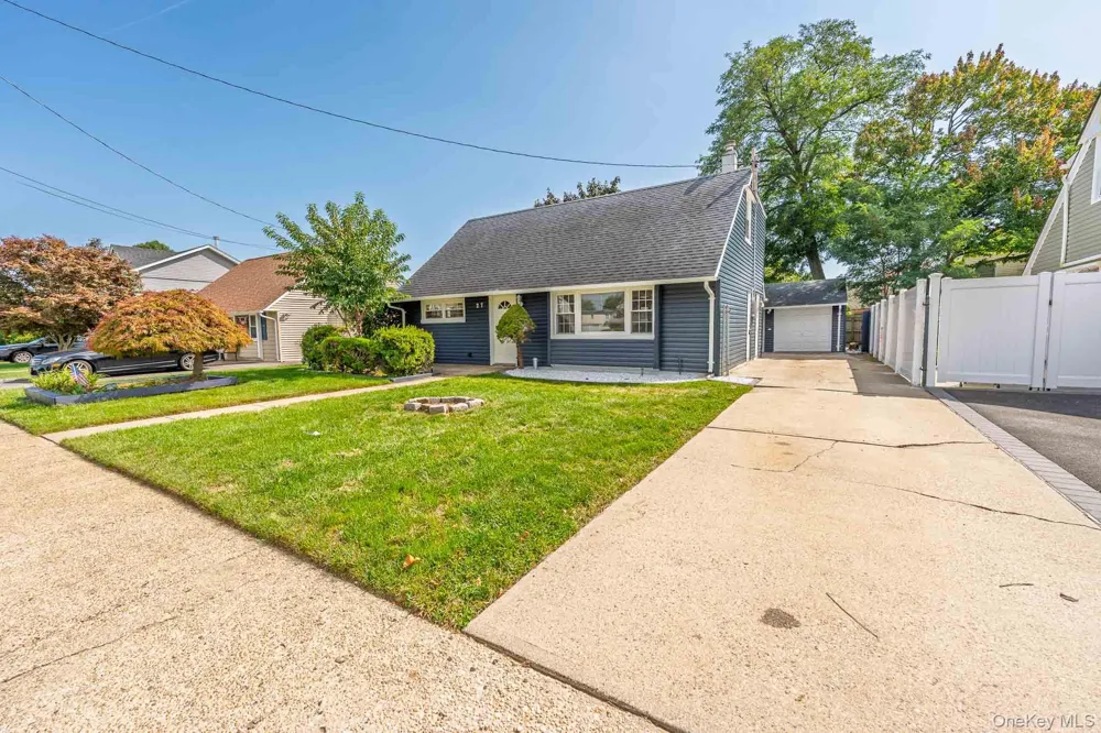 27 Park Lane Bethpage, NY 11714
