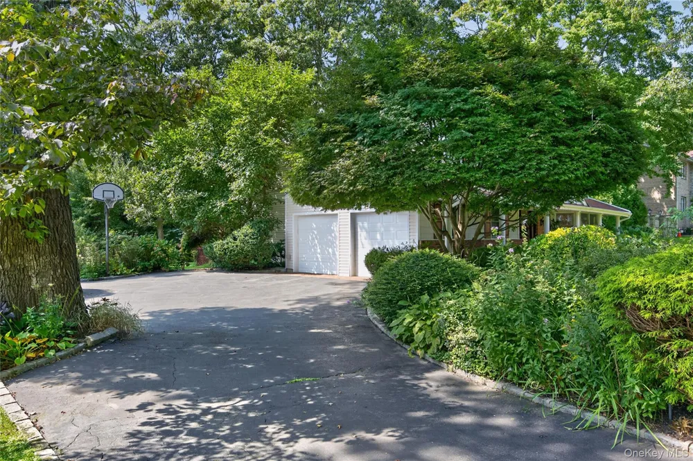 38 McCulloch Drive Dix Hills, NY 11746