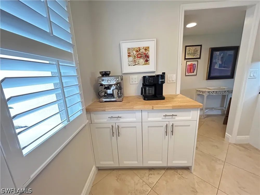 Dennis Circle #M103 Naples, FL 34104