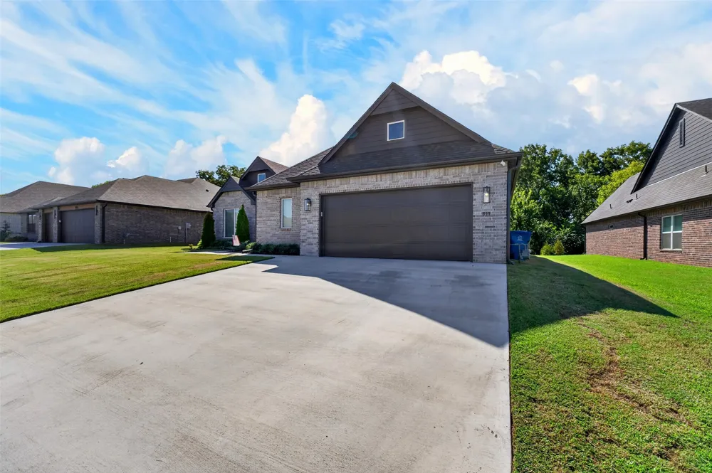 811 E Jacksonville Street Broken Arrow, OK 74012