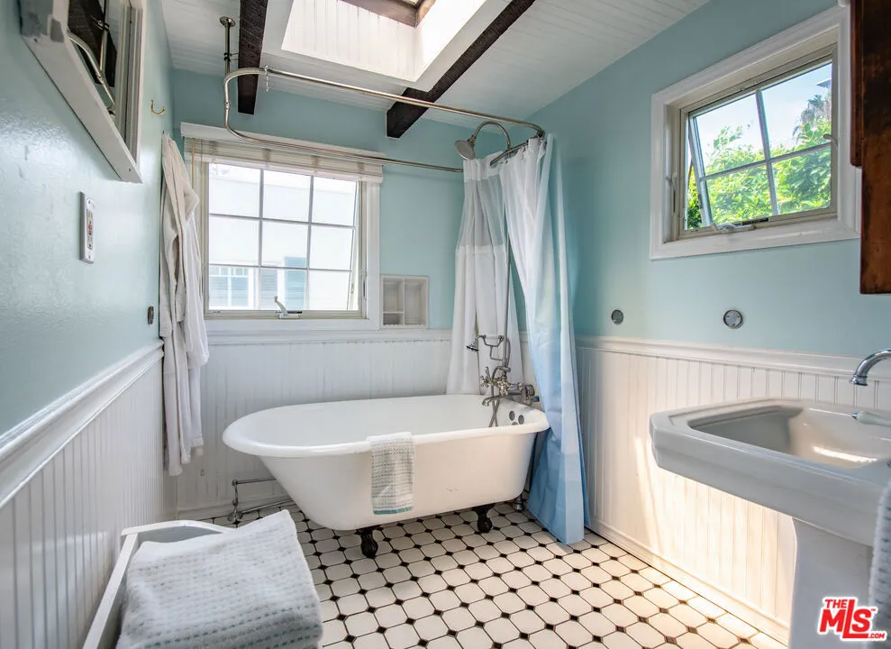 41 Vicente Terrace Santa Monica, CA 90401