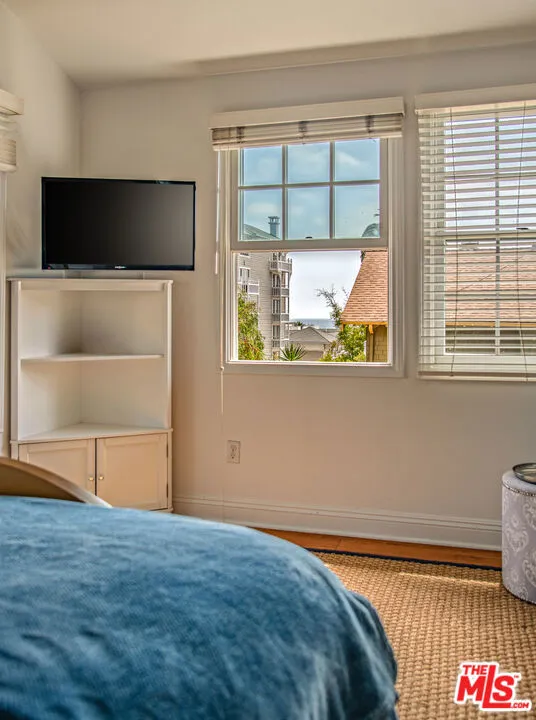 41 Vicente Terrace Santa Monica, CA 90401