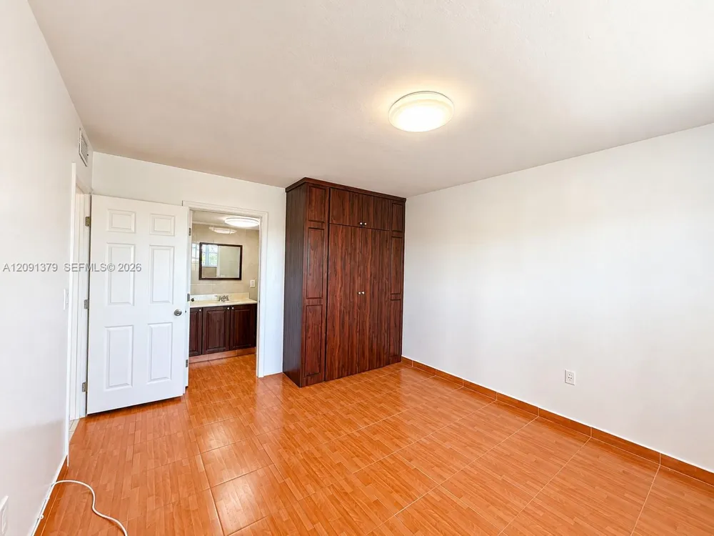 1075 W 68th St #415 Hialeah, FL 33014