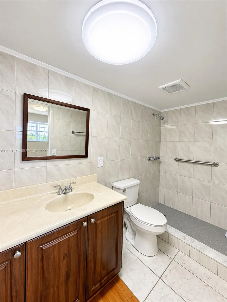 1075 W 68th St #415 Hialeah, FL 33014