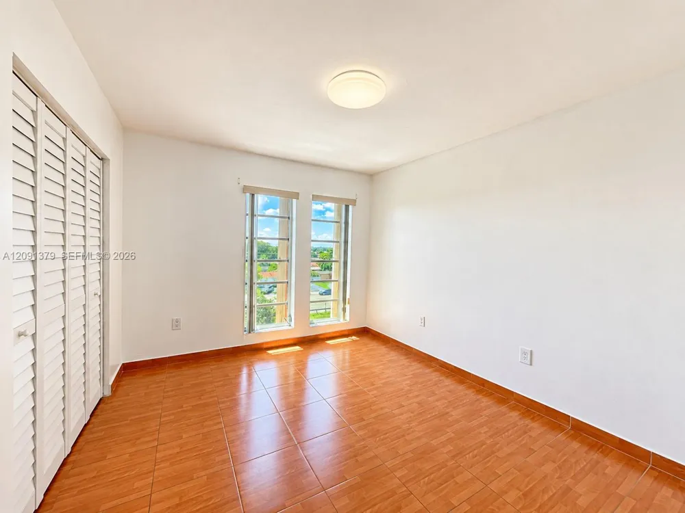 1075 W 68th St #415 Hialeah, FL 33014