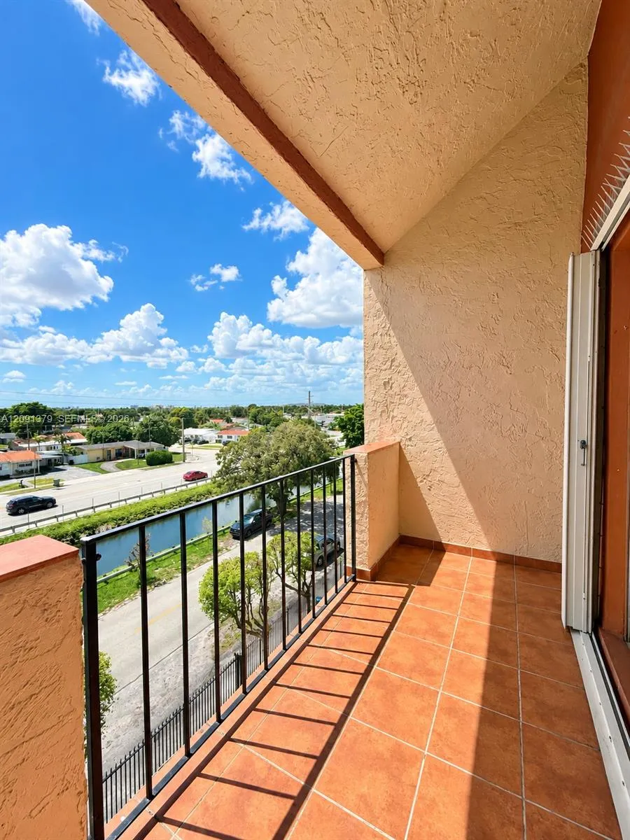 1075 W 68th St #415 Hialeah, FL 33014