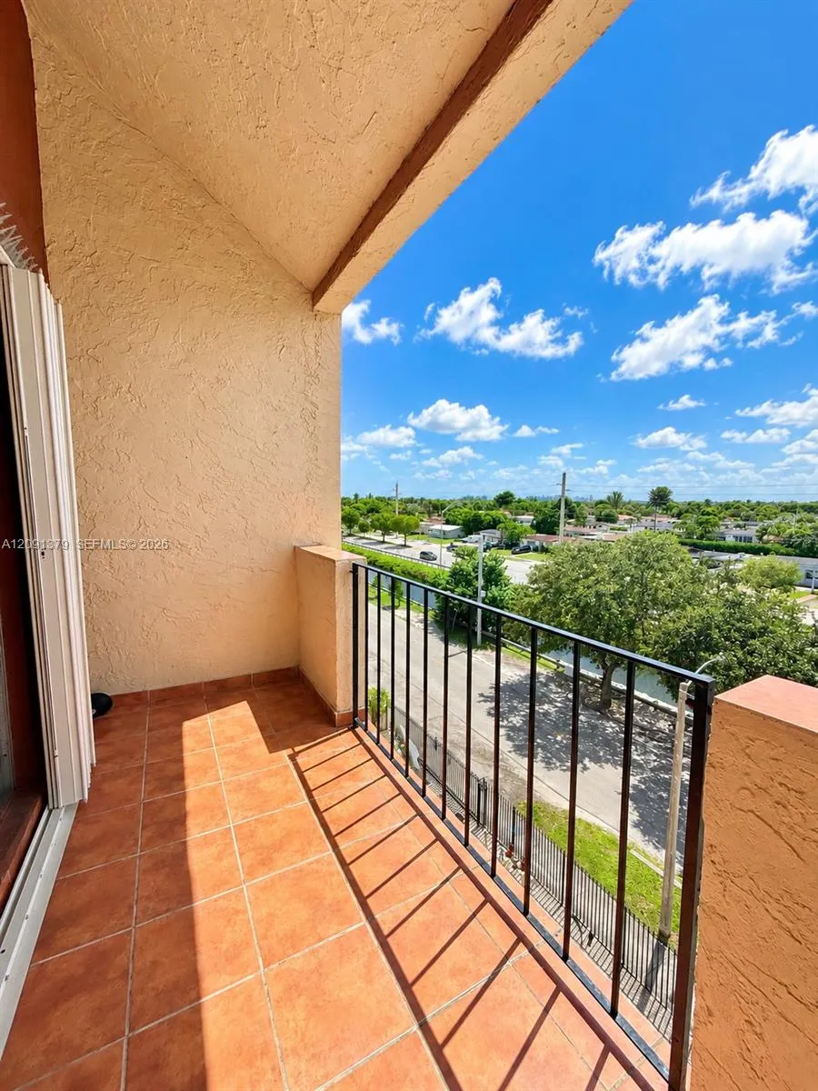 1075 W 68th St #415 Hialeah, FL 33014