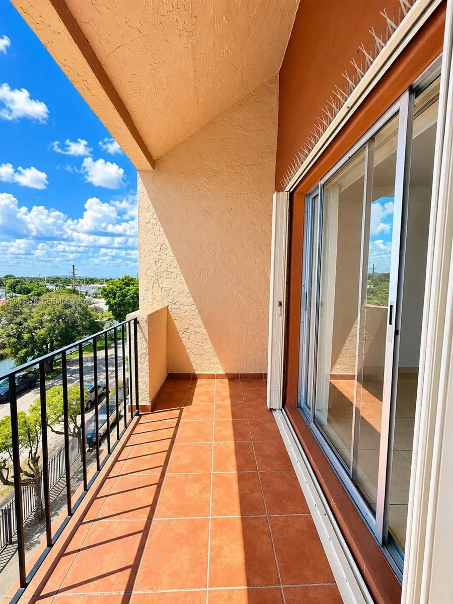 1075 W 68th St #415 Hialeah, FL 33014