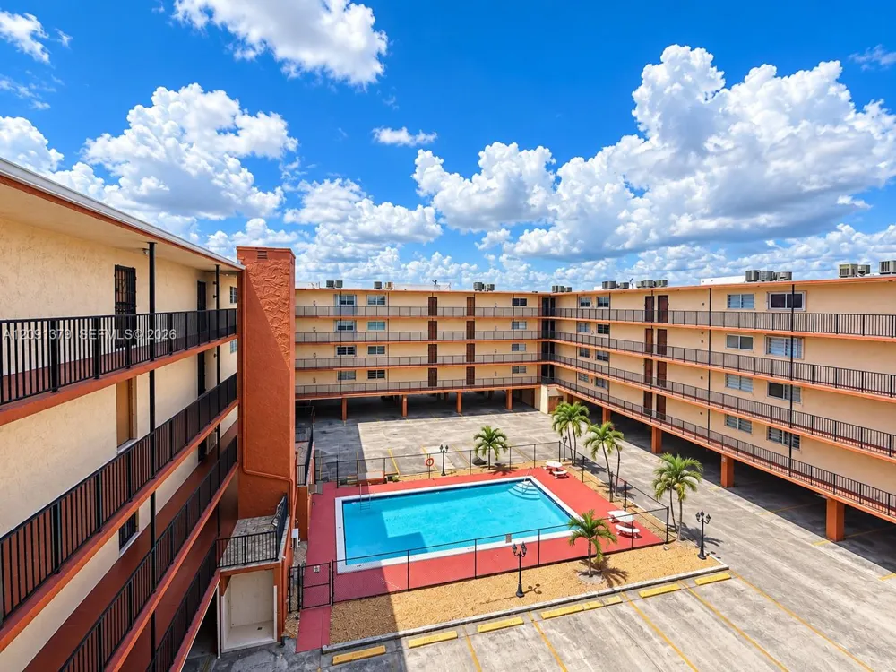 1075 W 68th St #415 Hialeah, FL 33014