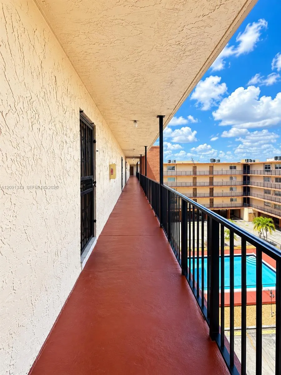 1075 W 68th St #415 Hialeah, FL 33014