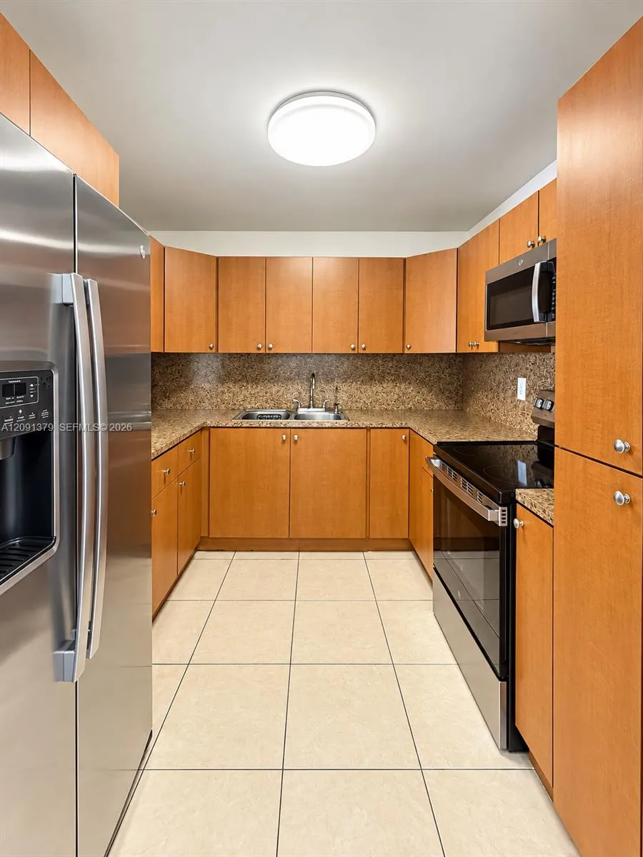 1075 W 68th St #415 Hialeah, FL 33014