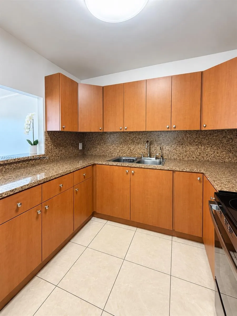 1075 W 68th St #415 Hialeah, FL 33014
