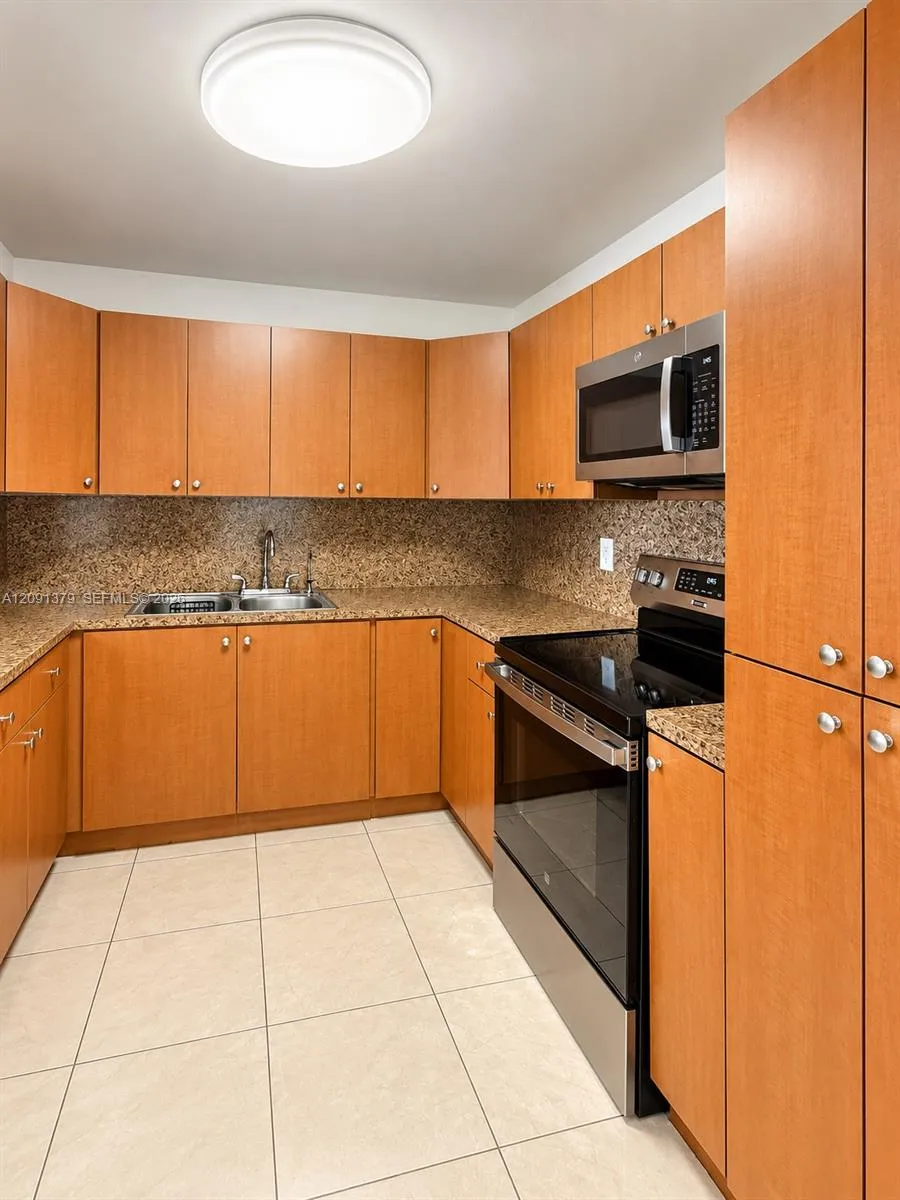 1075 W 68th St #415 Hialeah, FL 33014