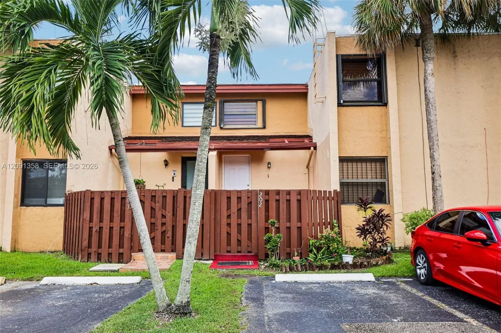 241 W Park Dr #5-202 Miami, FL 33172