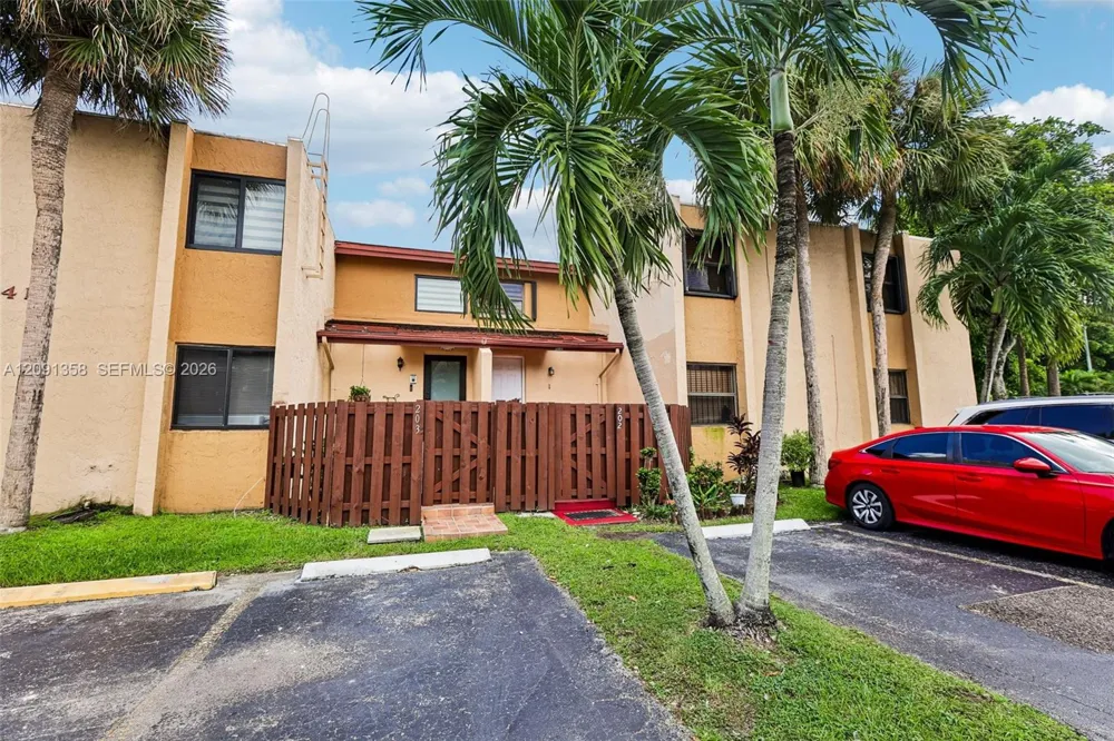 241 W Park Dr #5-202 Miami, FL 33172