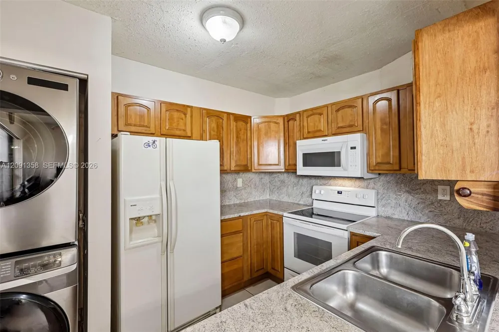 241 W Park Dr #5-202 Miami, FL 33172