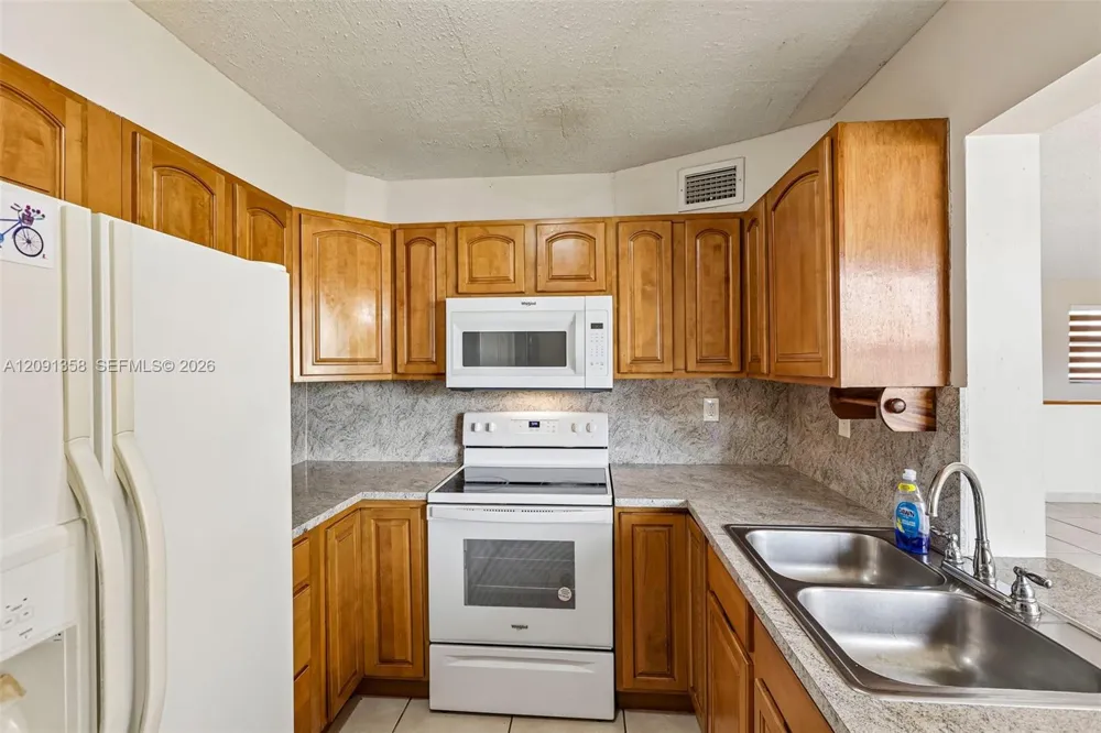 241 W Park Dr #5-202 Miami, FL 33172