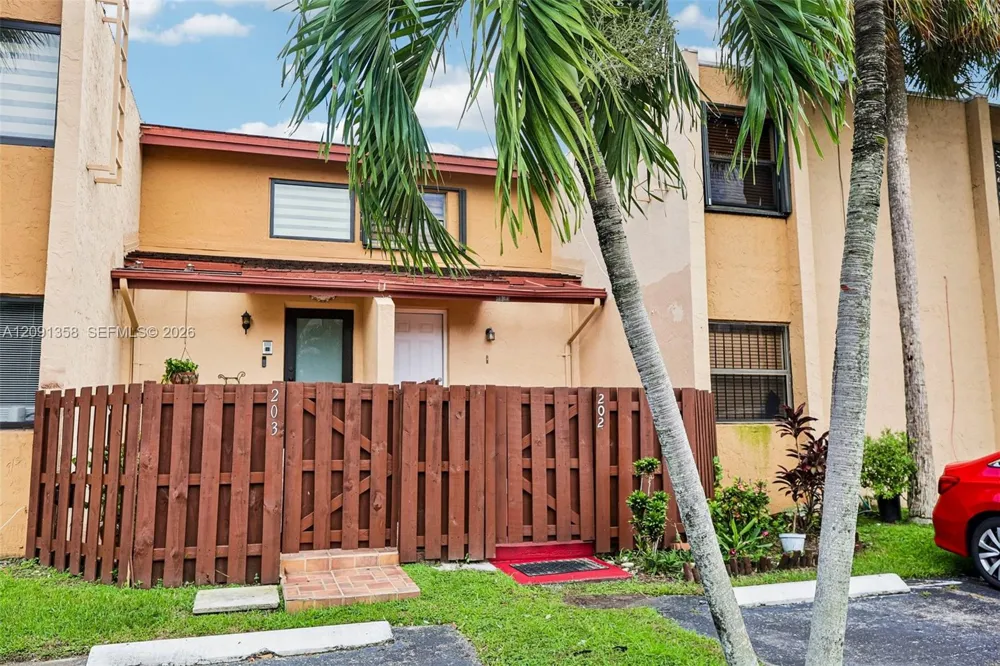 241 W Park Dr #5-202 Miami, FL 33172