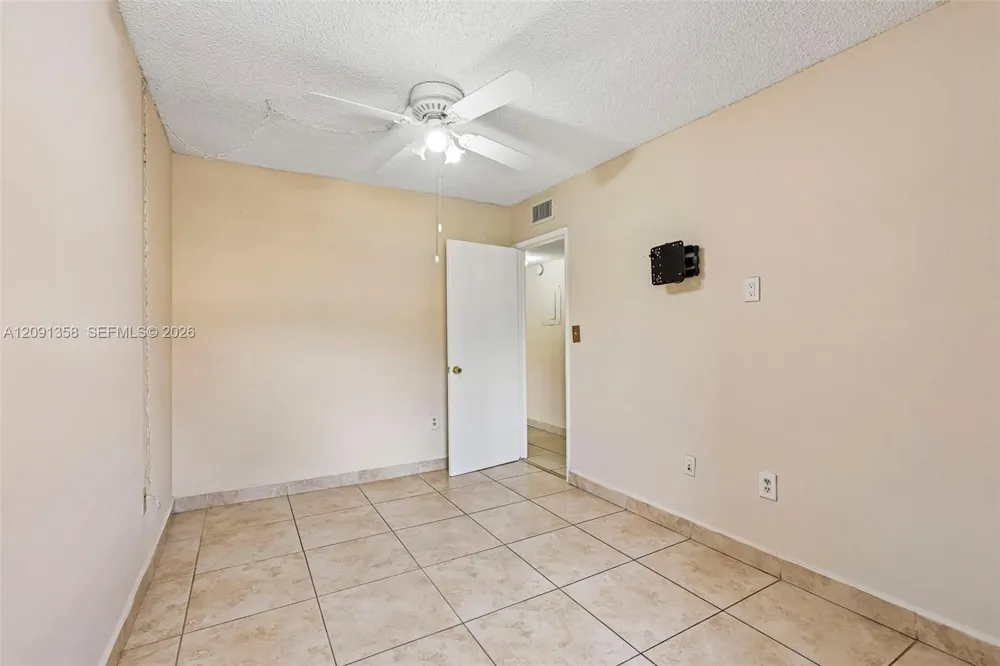 241 W Park Dr #5-202 Miami, FL 33172