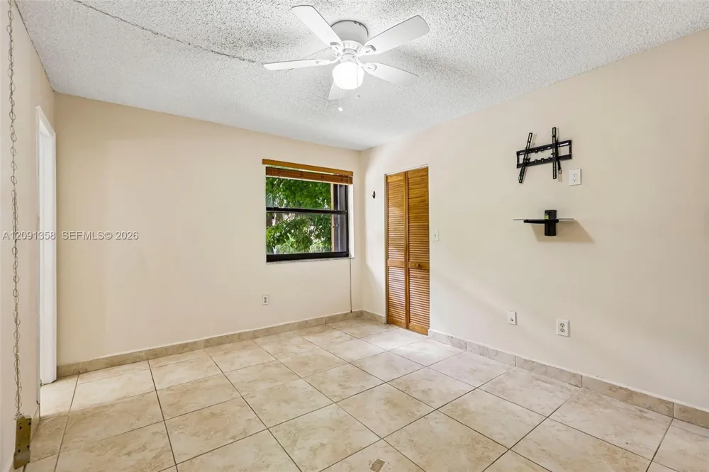 241 W Park Dr #5-202 Miami, FL 33172