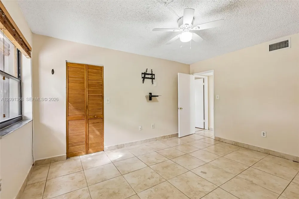 241 W Park Dr #5-202 Miami, FL 33172