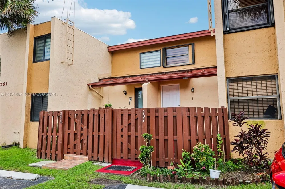 241 W Park Dr #5-202 Miami, FL 33172
