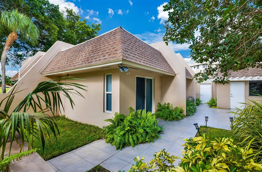 3759 Oaks Clubhouse Drive #P7 Pompano Beach, FL 33069