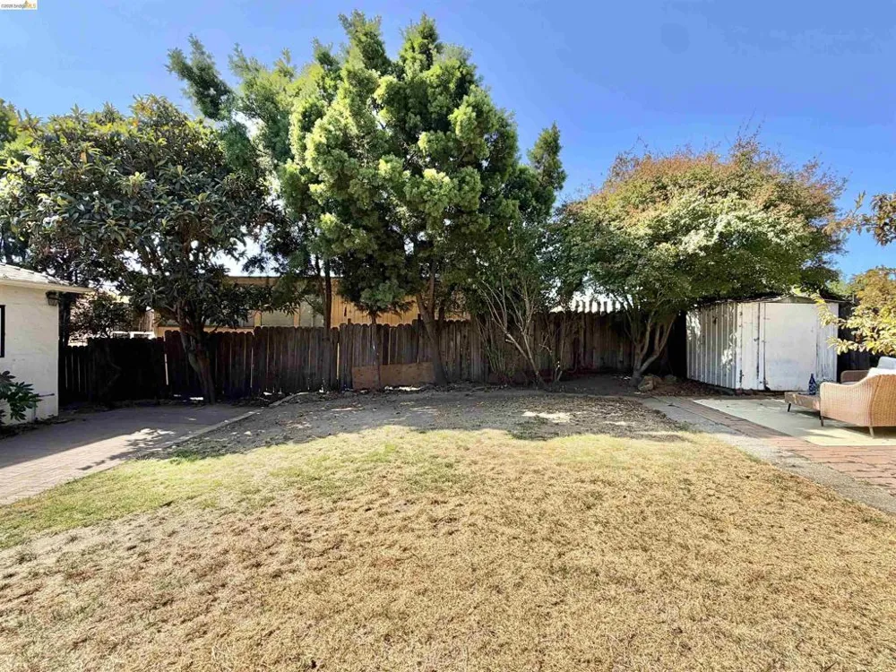 2521 24Th Ave Oakland, CA 94601