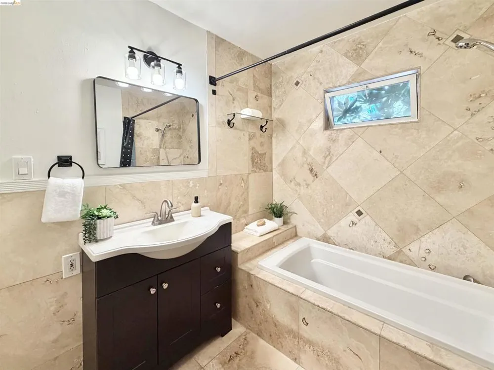 2521 24Th Ave Oakland, CA 94601