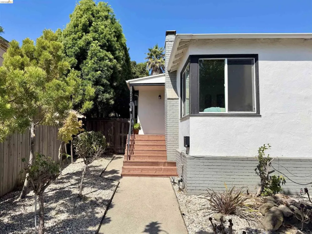 2521 24Th Ave Oakland, CA 94601