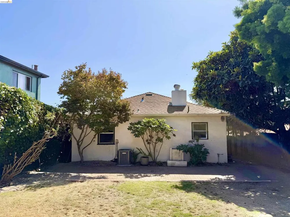 2521 24Th Ave Oakland, CA 94601