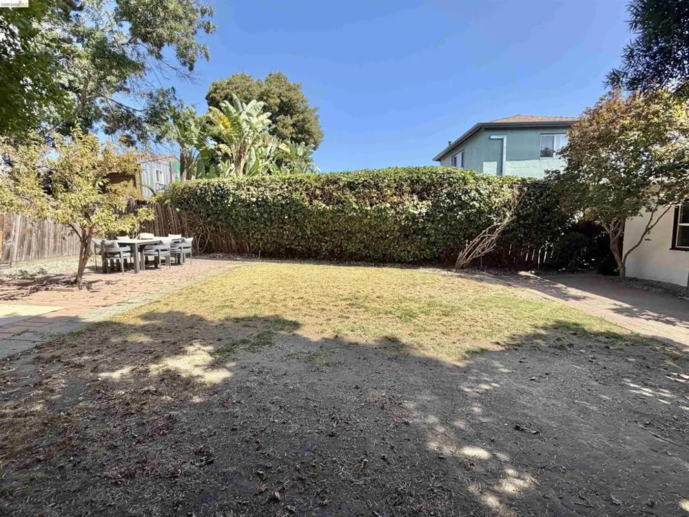 2521 24Th Ave Oakland, CA 94601