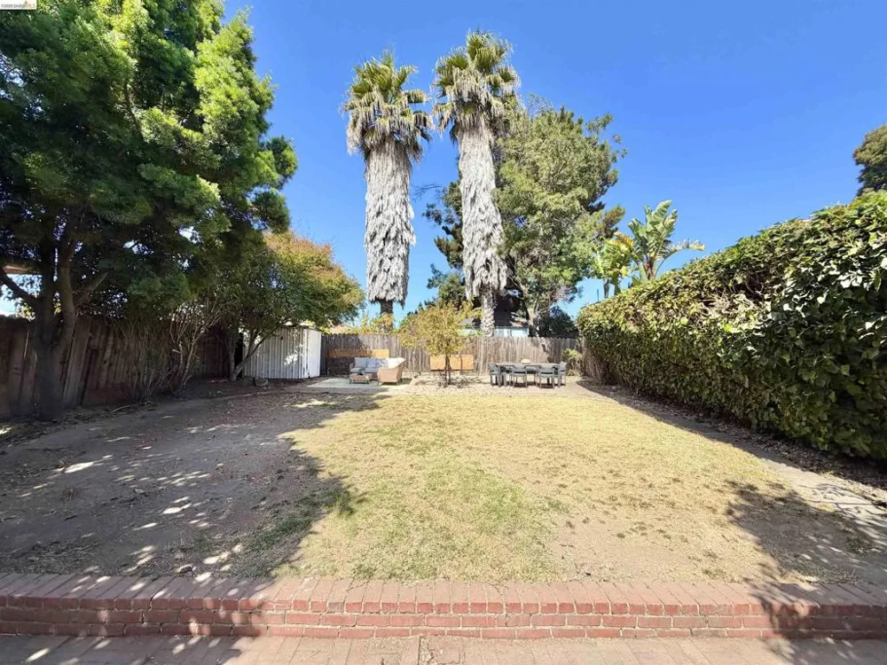 2521 24Th Ave Oakland, CA 94601