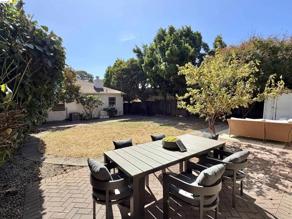 2521 24Th Ave Oakland, CA 94601