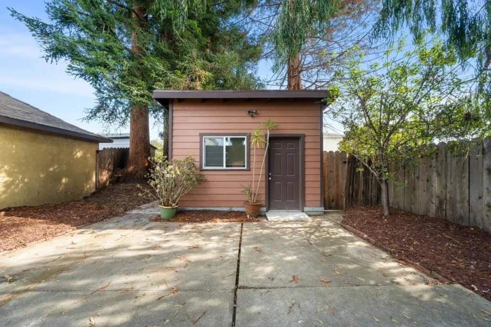 1057 47th Street Emeryville, CA 94608