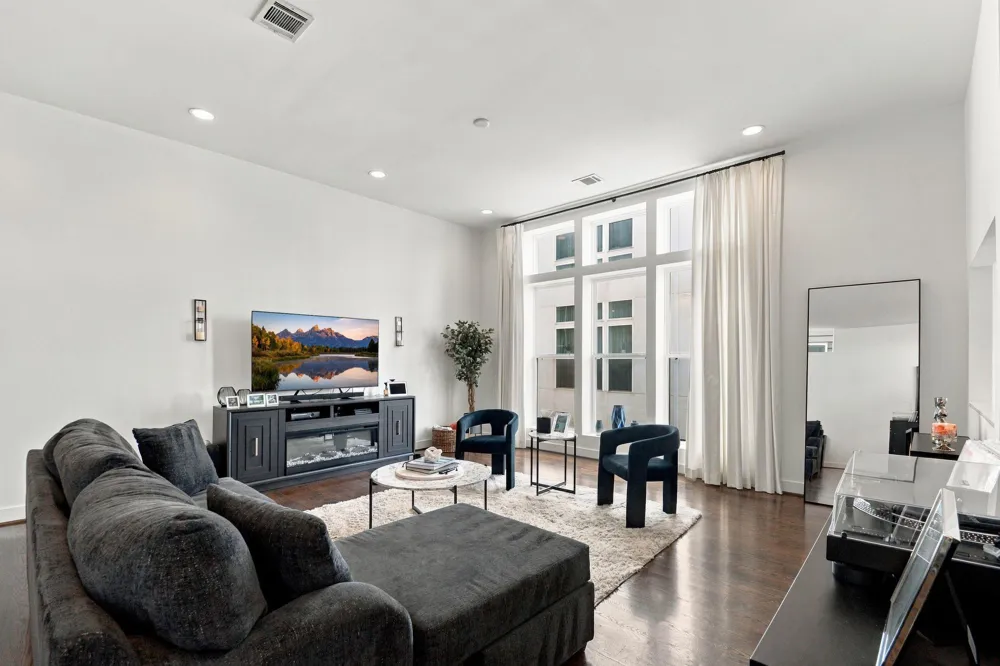 1156 W 19th Street Houston, TX 77008