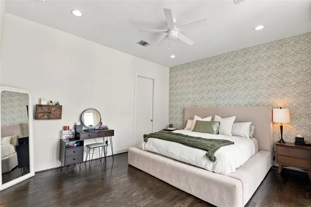 1156 W 19th Street Houston, TX 77008