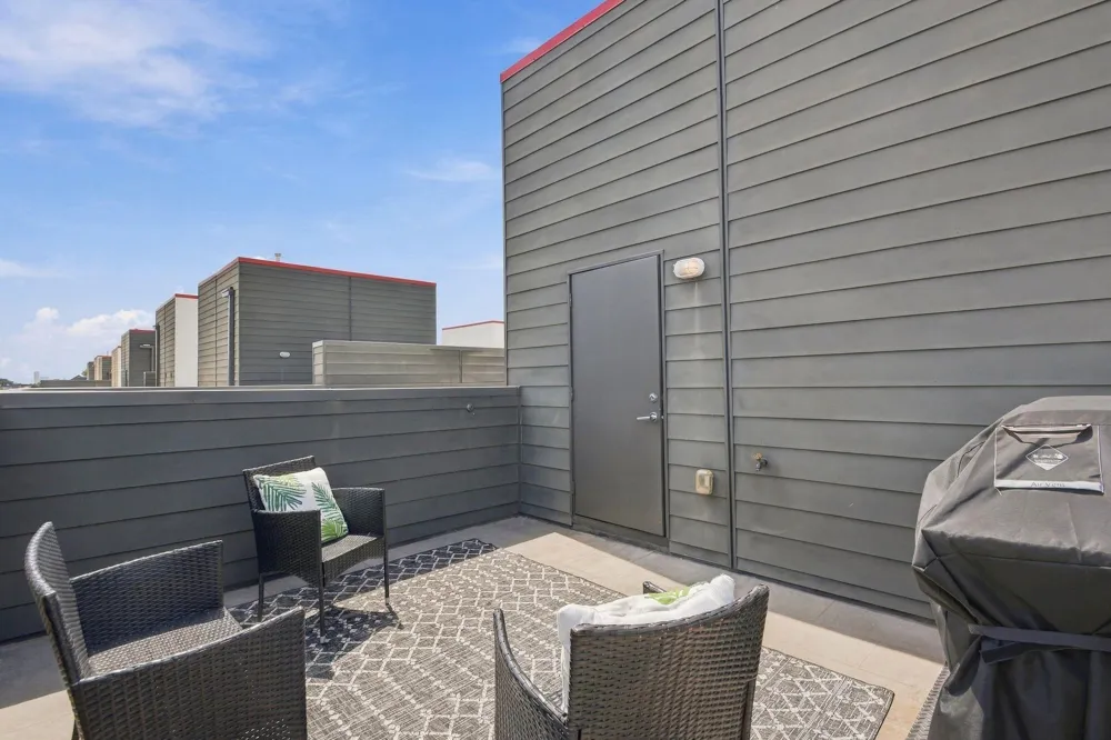 1156 W 19th Street Houston, TX 77008