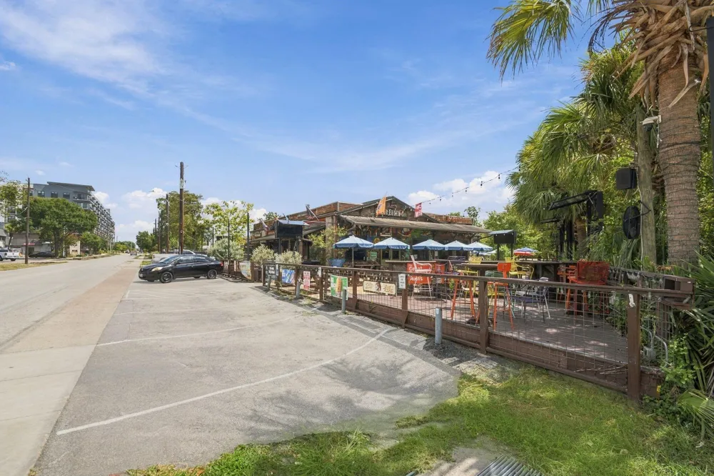 1156 W 19th Street Houston, TX 77008