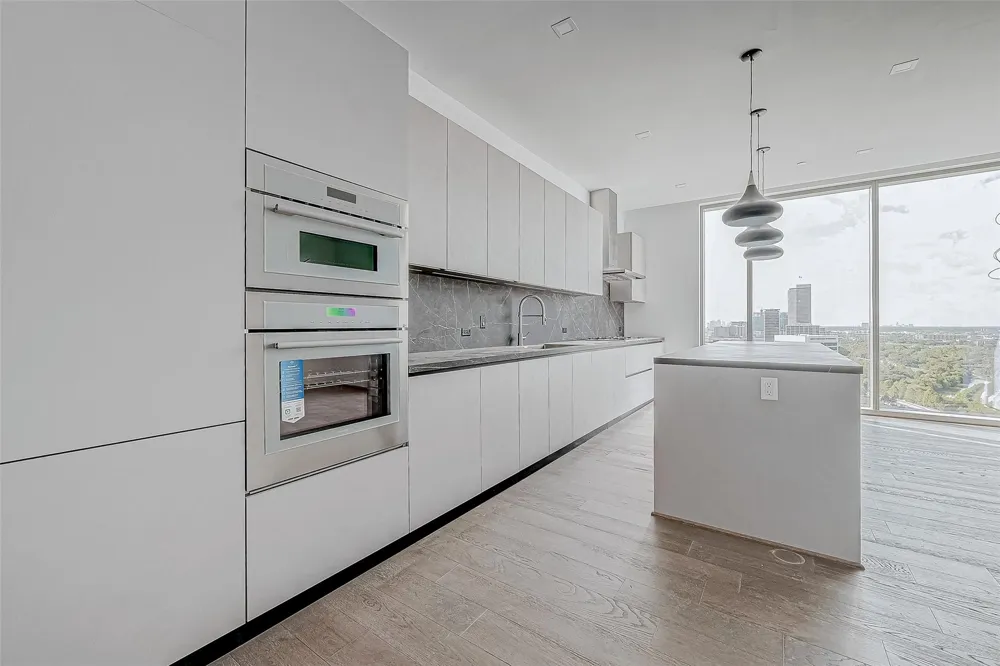1711 Allen Parkway #1703 Houston, TX 77019